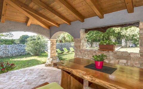 Cetina: Eigentum, Gebäude, Zimmer, Haus, Grundeigentum, Möbel, Terrasse, Veranda, Hinterhof, Garten