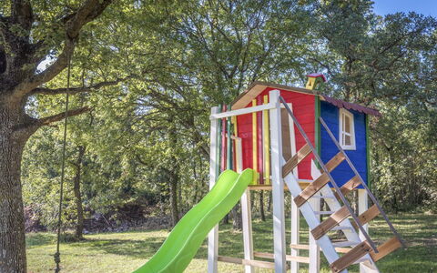 Cetina: Spielplatz, Spielmittel, Spielplatz Rutsche, Öffentlicher Raum, Schwingen, Rutsche, Menschliche Siedlung, Baum, Abspielen, Stadt