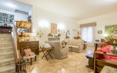 Madda: Eigentum, Zimmer, Wohnzimmer, Interior Design, Gebäude, Möbel, Grundeigentum, Haus, Zuhause, Fussboden