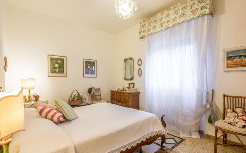 Madda: Schlafzimmer, Möbel, Zimmer, Eigentum, Bett, Interior Design, Bettrahmen, Bettdecke, Wand, Vorhang