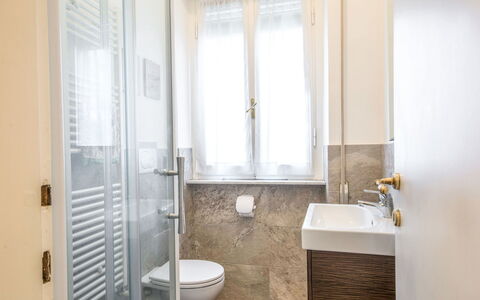 Madda: Eigentum, Armatur, Badezimmer, Sinken, Gebäude, Holz, Interior Design, Fenster, Zapfhahn