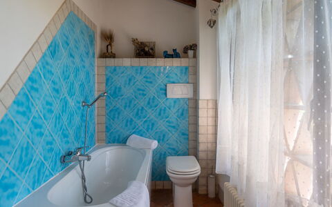 Villa Alba: Badezimmer, Eigentum, Zimmer, Blau, Fussboden, Türkis, Interior Design, Badewanne, Wand, Vorhang