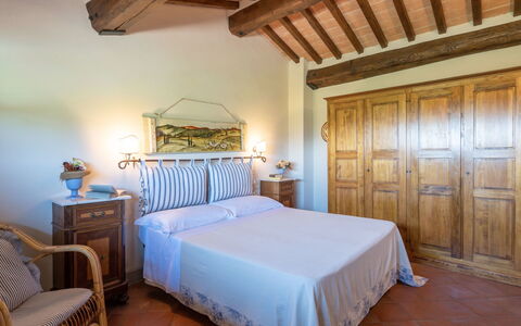 Villa Alba: Schlafzimmer, Bett, Möbel, Zimmer, Eigentum, Bettdecke, Bettrahmen, Decke, Gebäude, Interior Design