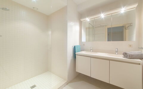 Bredene 730: Badezimmer, Eigentum, Zimmer, Badewanne, Grundeigentum, Interior Design, Fliese, Decke, Gebäude, Die Architektur