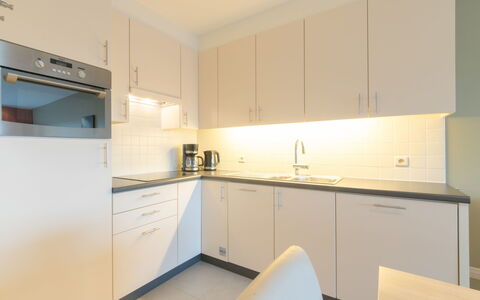Bredene 730: Eigentum, Zimmer, Cabinetry, Küche, Möbel, Interior Design, Gebäude, Gelb, Grundeigentum, Haus