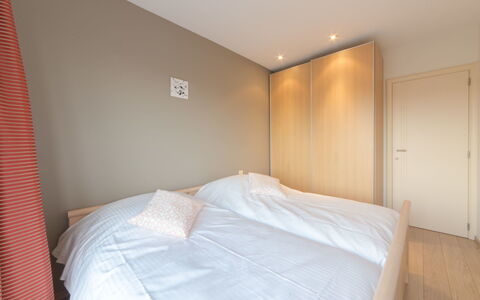 Bredene 730: Schlafzimmer, Bett, Zimmer, Eigentum, Möbel, Bettdecke, Bettrahmen, Bedding, Fussboden, Wand