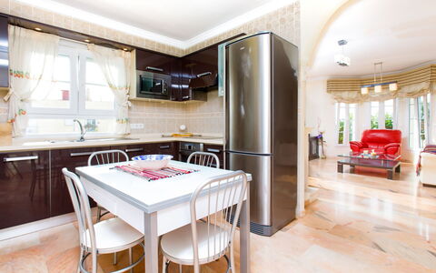 Villa Jazmin: Möbel, Interior Design, Flooring, Fussboden, Holz, Küche, Decke, Stuhl, Beleuchtung, Zimmer