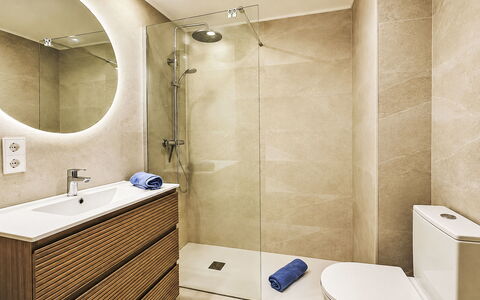 Vista al Mar: Flooring, Fussboden, Wand, Armatur, Interior Design, Badezimmer, Badezimmerschrank, Toilette, Spiegel, Bad Sink