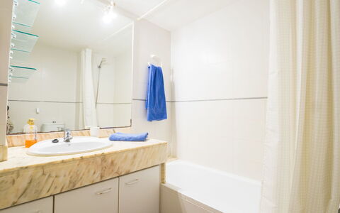 Vista al Mar: Badezimmer, Zimmer, Eigentum, Interior Design, Fliese, Möbel, Wand, Gebäude, Fussboden, Badezimmerschrank