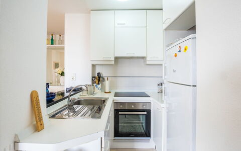 Vista al Mar: Eigentum, Zimmer, Weiss, Küche, Countertop, Möbel, Interior Design, Haus, Gebäude, Gelb