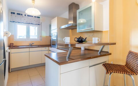 Bonica: Countertop, Zimmer, Möbel, Eigentum, Küche, Cabinetry, Interior Design, Gebäude, Fussboden, Grundeigentum