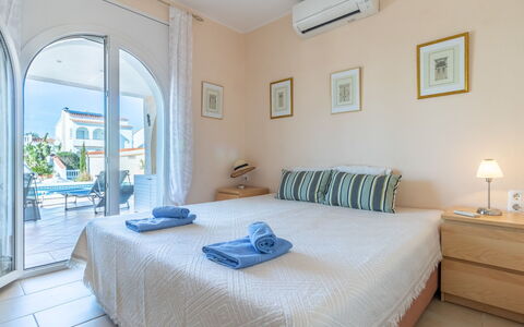 Bonica: Schlafzimmer, Möbel, Zimmer, Bett, Eigentum, Bettdecke, Interior Design, Gebäude, Matratze, Bedding