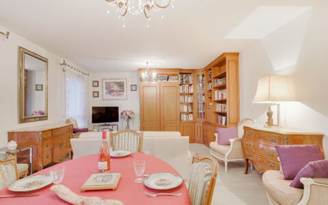 Le Hoche: Tabelle, Möbel, Bilderrahmen, Eigentum, Stuhl, Cabinetry, Schublade, Beleuchtung, Holz, Interior Design