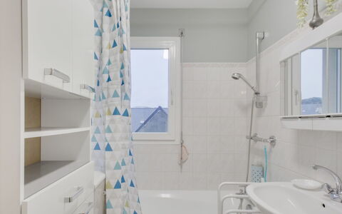 Le Hoche: Eigentum, Armatur, Sinken, Zapfhahn, Spiegel, Blau, Fenster, Badezimmer, Lila, Interior Design