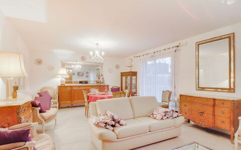 Le Hoche: Zimmer, Eigentum, Wohnzimmer, Möbel, Interior Design, Haus, Rosa, Gebäude, Decke, Fussboden