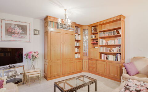 Le Hoche: Möbel, Eigentum, Bilderrahmen, Tabelle, Holz, Regale, Beleuchtung, Regal, Interior Design, Die Architektur