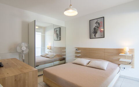 Carqueiranne 101: Holz, Bett, Zimmer, Beleuchtung, Interior Design, Eigentum, Fussboden, Wand, Bedding, Bettdecke