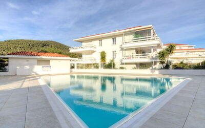 Carqueiranne 101: Schwimmbad, Eigentum, Wolke, Grundeigentum, Wohngebiet, Haus, Resort, Azurblau, Zuhause, Villa