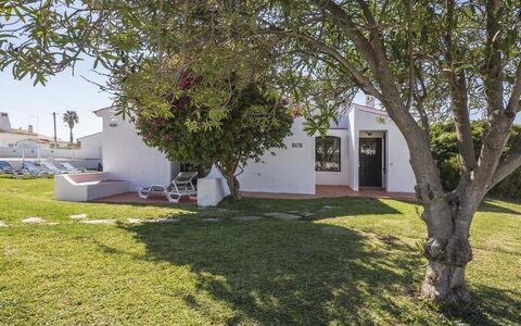 Villa Jacaranda V3: Eigentum, Haus, Baum, Zuhause, Grundeigentum, Gras, Rasen, Die Architektur, Wohngebiet, Grundstueck