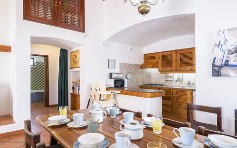 Villa Jacaranda V3: Eigentum, Zimmer, Gebäude, Interior Design, Möbel, Decke, Esszimmer, Tabelle, Haus, Grundeigentum