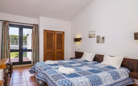 Villa Jacaranda V3: Schlafzimmer, Möbel, Zimmer, Bett, Eigentum, Bettdecke, Bedding, Bettrahmen, Fussboden, Interior Design
