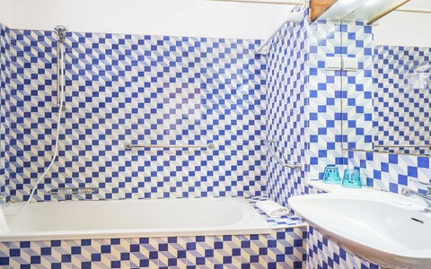 Villa Jacaranda V3: Badezimmer, Blau, Duschvorhang, Zimmer, Fliese, Eigentum, Wand, Vorhang, Interior Design, Bad Zubehör