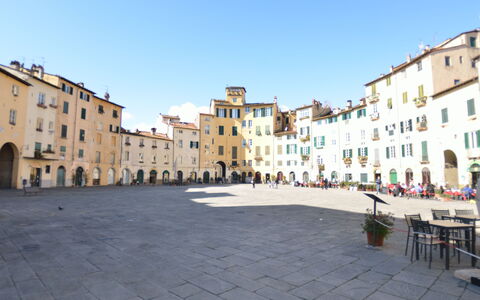 San Michele: Stadtplatz, Stadt, \Stadt, Öffentlicher Raum, Plaza, Menschliche Siedlung, Gebäude, Nachbarschaft, Mischnutzung, Himmel