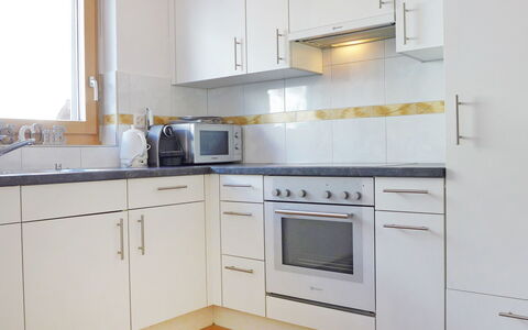 Le Mans: Countertop, Cabinetry, Küche, Zimmer, Möbel, Eigentum, Major Appliance, Interior Design, Herd, Haushaltsgerät