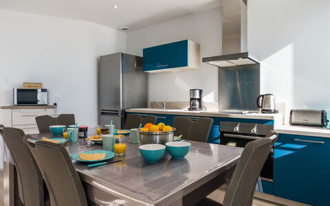 Roch Maria: Zimmer, Eigentum, Möbel, Interior Design, Türkis, Küche, Gebäude, Countertop, Esszimmer, Haus
