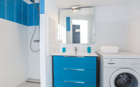 Roch Maria: Zimmer, Blau, Wäschekammer, Badezimmer, Türkis, Eigentum, Azurblau, Möbel, Wäschetrockner, Major Appliance
