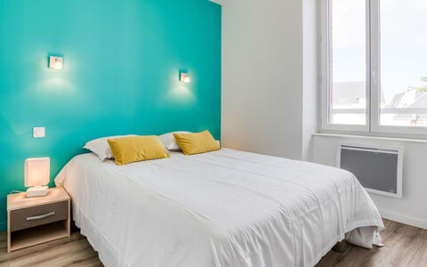 Roch Maria: Schlafzimmer, Bett, Möbel, Bettdecke, Zimmer, Eigentum, Wand, Bedding, Fussboden, Interior Design