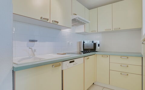 Les Écureuils: Countertop, Cabinetry, Spüle, Zapfhahn, Sinken, Herd, Küche, Küchengerät, Holz, Schublade