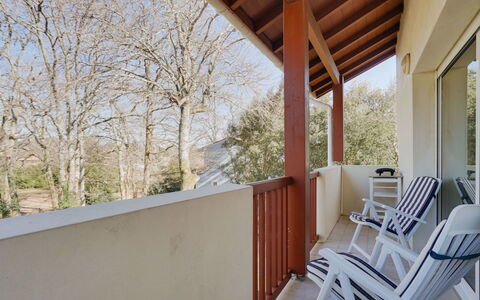Les Écureuils: Eigentum, Gebäude, Pflanze, Holz, Schatten, Baum, Stuhl, Veranda, Fenster, Himmel