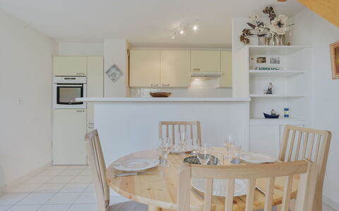 Les Écureuils: Möbel, Eigentum, Tabelle, Cabinetry, Holz, Stuhl, Regal, Interior Design, Beleuchtung, Countertop