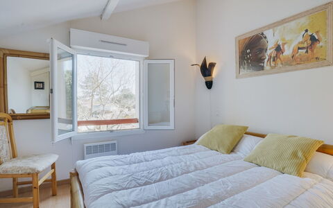 Les Écureuils: Möbel, Eigentum, Gebäude, Bilderrahmen, Fenster, Weiss, Komfort, Azurblau, Interior Design, Holz