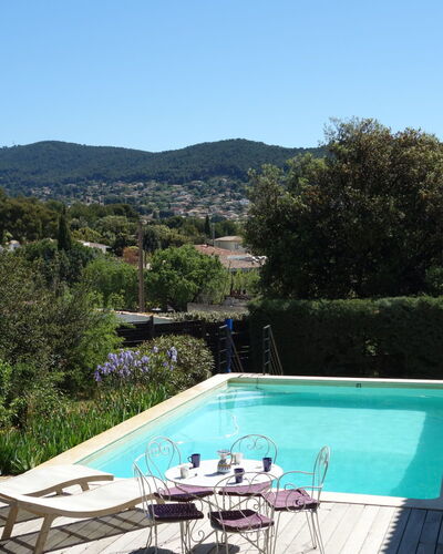 La Chilière: Wasser, Pflanze, Himmel, Gebäude, Schwimmbad, Natur, Azurblau, Botanik, Baum, Natürliche Landschaft
