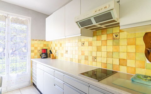 Les Ilaires: Cabinetry, Countertop, Gebäude, Küche, Zapfhahn, Schublade, Beleuchtung, Holz, Interior Design, Flooring