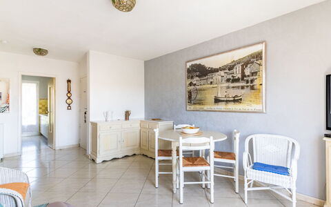 Les Ilaires: Bilderrahmen, Möbel, Eigentum, Stuhl, Tabelle, Interior Design, Holz, Flooring, Fussboden, Gebäude