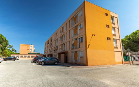 Les Ilaires: Himmel, Gebäude, Eigentum, Fenster, Auto, Die Architektur, Urban Design, Eigentumswohnung, Haus, Nachbarschaft