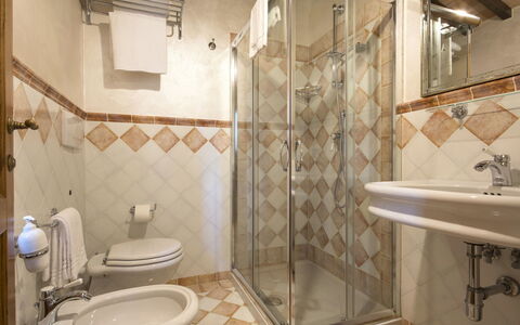 Giglio: Badezimmer, Eigentum, Zimmer, Interior Design, Fliese, Armatur, Wand, Grundeigentum, Die Architektur, Fussboden