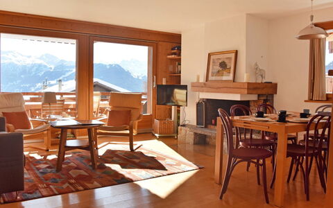 Romarin 220: Zimmer, Möbel, Eigentum, Fussboden, Tabelle, Esszimmer, Gebäude, Interior Design, Hartholz, Holzboden