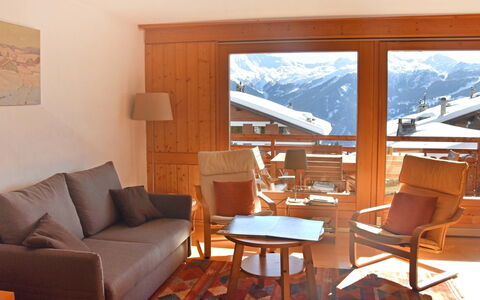 Romarin 220: Zimmer, Möbel, Wohnzimmer, Eigentum, Interior Design, Tabelle, Gebäude, Haus, Fussboden, Grundeigentum