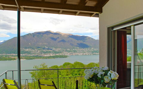 San Nazzaro 25: Eigentum, Zimmer, Balkon, Haus, Gebäude, Fenster, Berg, Grundeigentum, Zuhause, Veranda