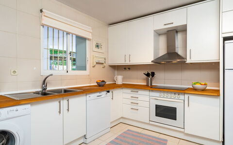 Mirador Ii: Eigentum, Zimmer, Küche, Cabinetry, Möbel, Countertop, Gelb, Interior Design, Gebäude, Grundeigentum