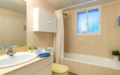 Mirador Ii: Badezimmer, Eigentum, Zimmer, Interior Design, Gebäude, Wand, Die Architektur, Decke, Grundeigentum, Armatur