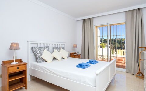 Mirador Ii: Schlafzimmer, Möbel, Bett, Zimmer, Bettdecke, Matratze, Eigentum, Bettrahmen, Interior Design, Bedding