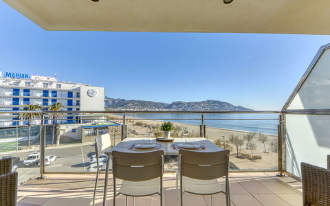 Rhodas: Himmel, Eigentum, Möbel, Gebäude, Wasser, Azurblau, Stuhl, Schatten, Tabelle, Fenster