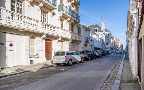 Dinard 189: Auto, Rad, Gebäude, Himmel, Fahrzeug, Fenster, Strassenbelag, Infrastruktur