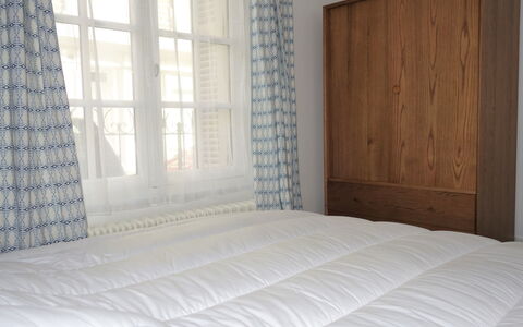 Dinard 189: Fenster, Gebäude, Komfort, Holz, Schatten, Haus, Interior Design, Flooring, Bettrahmen