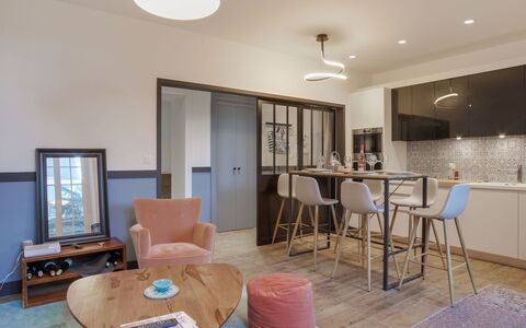 Dinard 189: Möbel, Tabelle, Eigentum, Stuhl, Holz, Beleuchtung, Interior Design, Wohnzimmer, Flooring, Fussboden